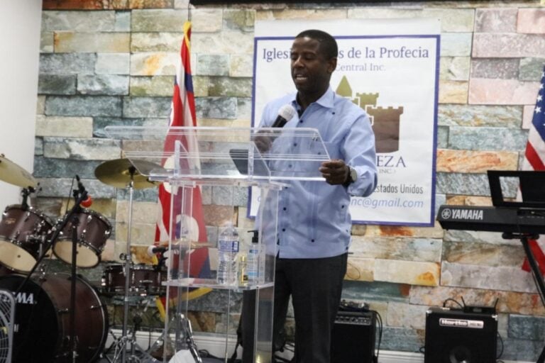Pastor dice: ley contra indocumentados de Florida ‘ataca’ iglesias y va contra Dios