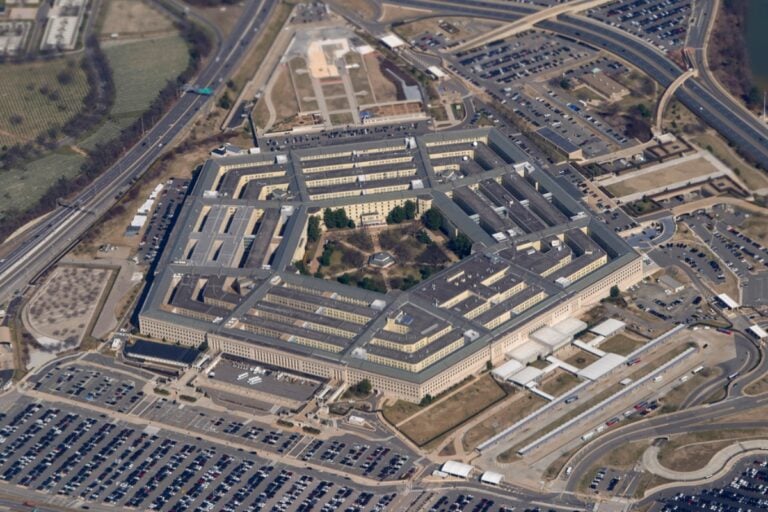 Avión errático sobre Washington provoca despliegue militar y termina chocando