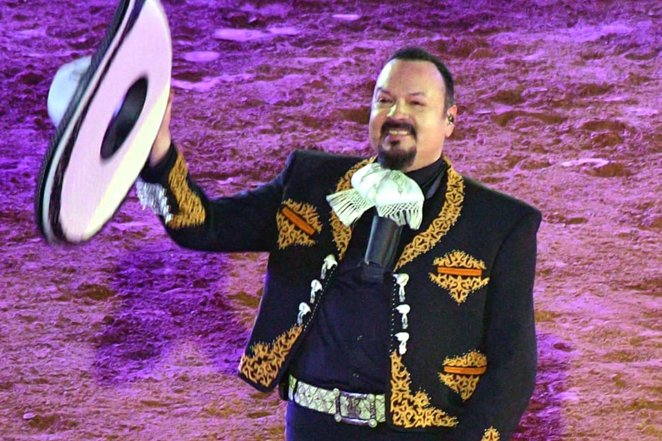 Pepe Aguilar continúa celebrando su cumpleaños con familia y amigos featured image
