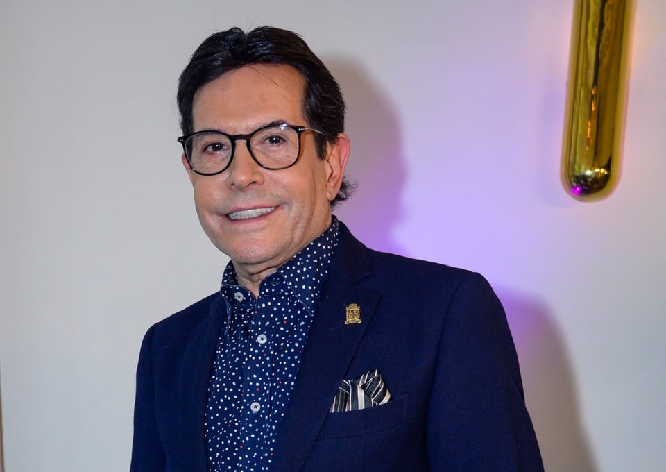 Juan José Origel preocupa al aparecer en la camilla de un hospital
