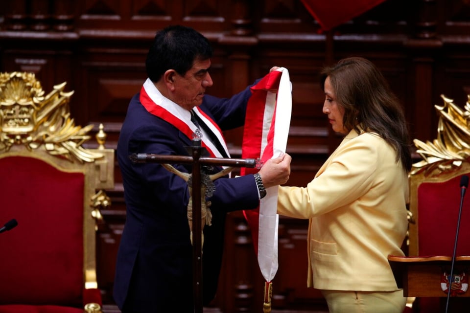 Perú: Bloquearon embajada de México en Perú y ya hay nueva presidenta (VIDEO)