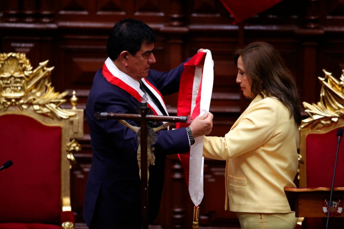 Perú: Bloquearon embajada de México en Perú y ya hay nueva presidenta (VIDEO)