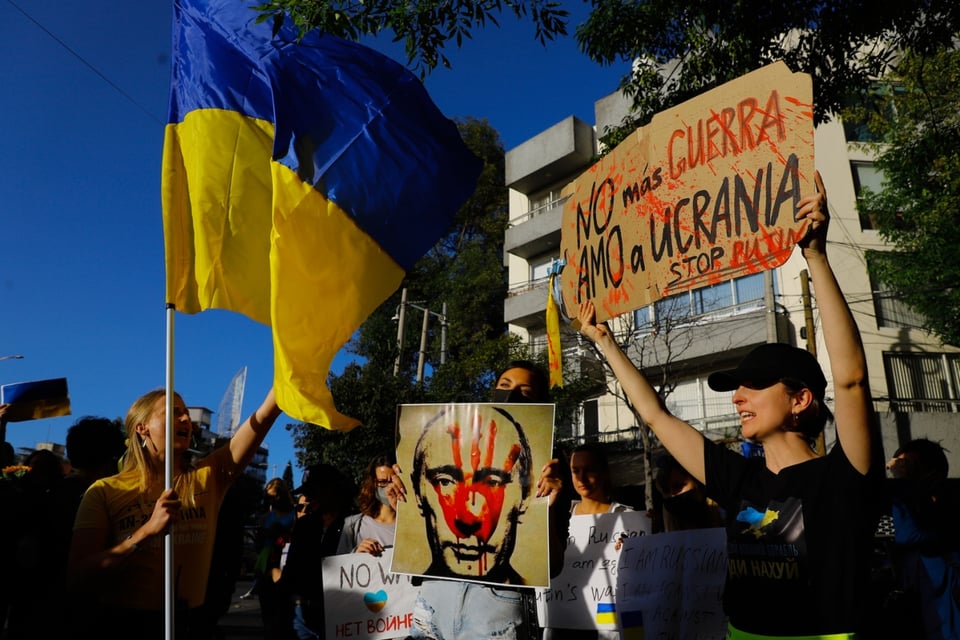 Mexicano que logró salir de Ucrania confiesa que tuvo que dejar a su novia y a su suegra enferma