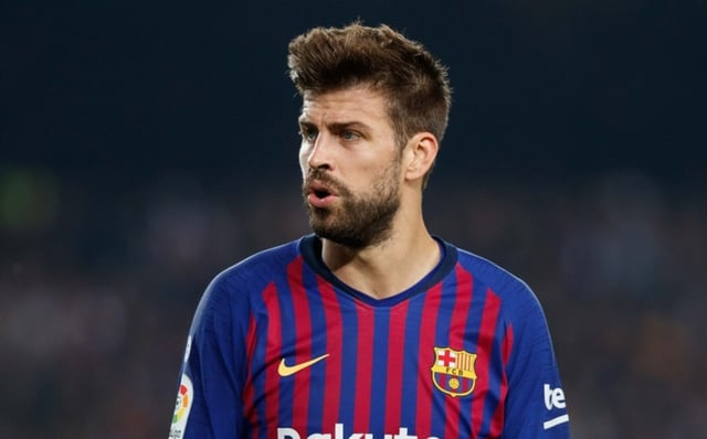 Banned! Piqué photographed waiting for his children outside Shakira’s house