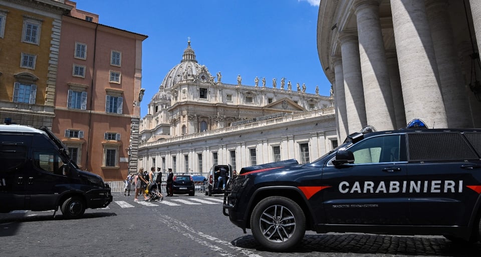 Se desata el terror en el Vaticano: Guardias disparan contra auto que traspasó puesto de control