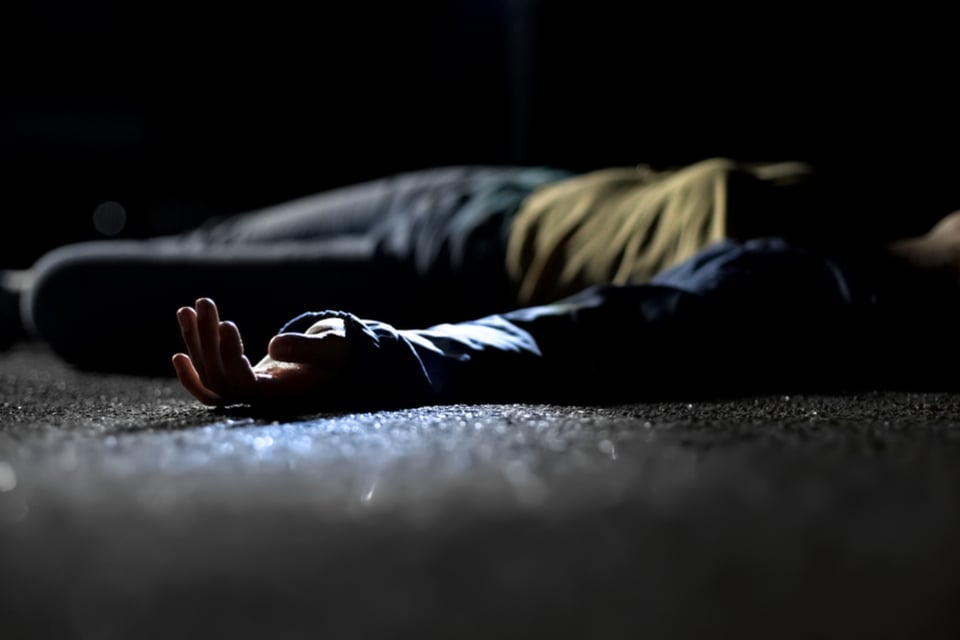 Hombre agonizaba por sobredosis cerca del cadáver de su esposa e hijo