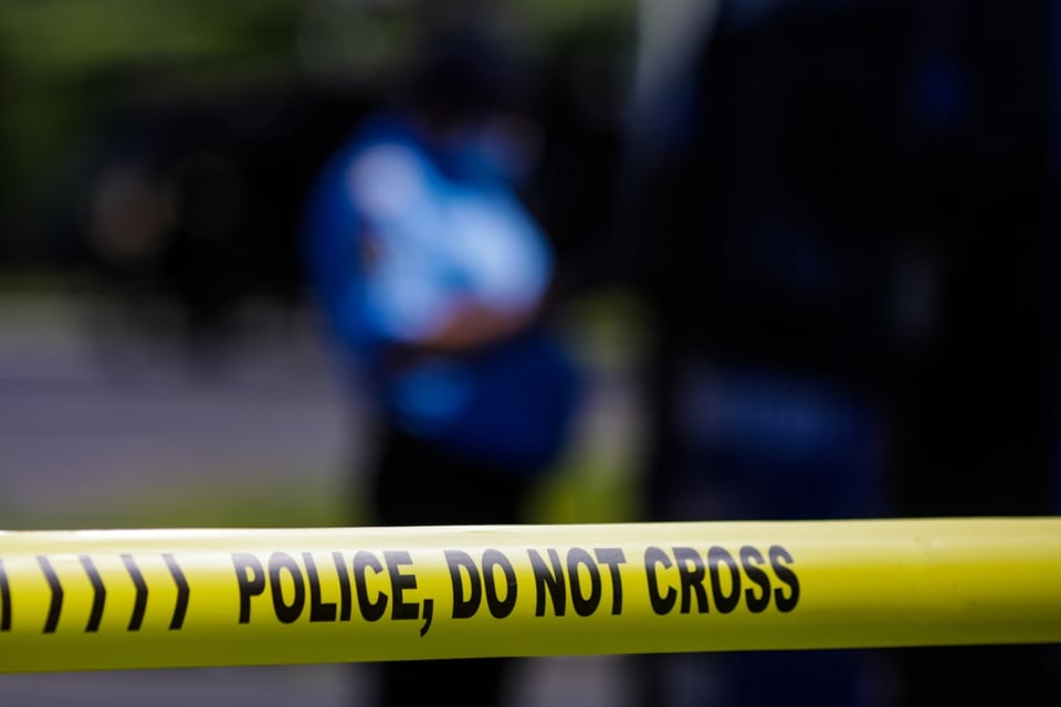 Mujer cae en vías de tren Nueva York, Nueva York, Manhattan, Fulton Street, Estados Unidos