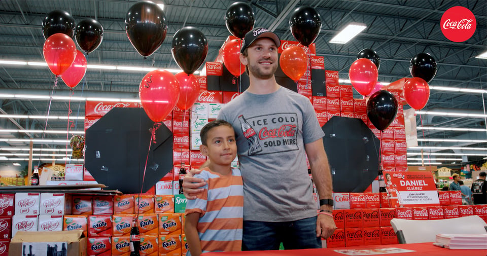 Fanáticos hispanos comparten con Daniel Suárez en el Cárdenas Supermarket