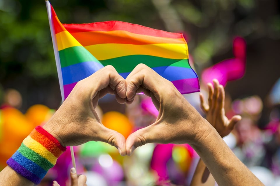 ¿FALTA DE RESPETO? Estudiantes entregan banderas del ‘Orgullo’ en su graduación featured image