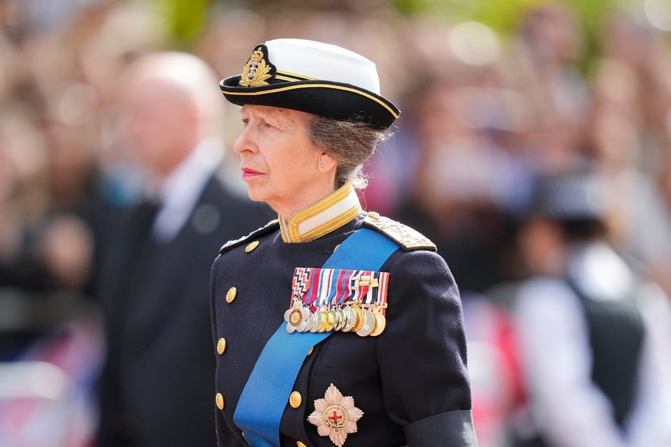 La imagen de la princesa Ana haciendo vigilia al féretro de la Reina Isabel II