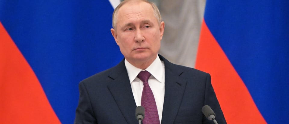 Putin ordena ordena que tropas mantengan la paz en 2 regiones de Ucrania que declaró independientes