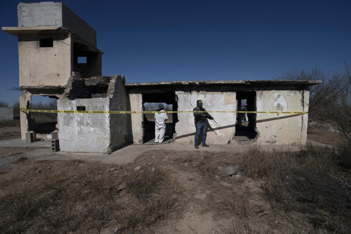 Policía hace macabro hallazgo en casa abandonada en la frontera de México