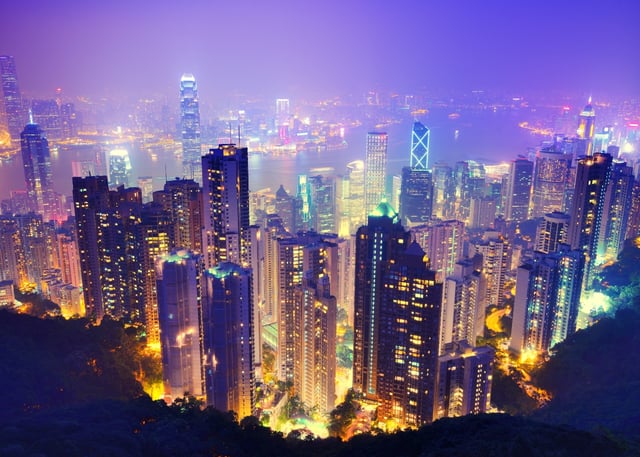 Incendio consume rascacielos en Hong Kong