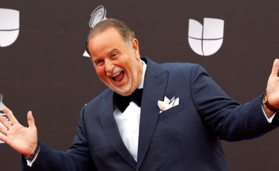 ¡Se burlan sin piedad! Raúl de Molina es humillado por aparecer en traje de baño flotando en alberca (VIDEO)
