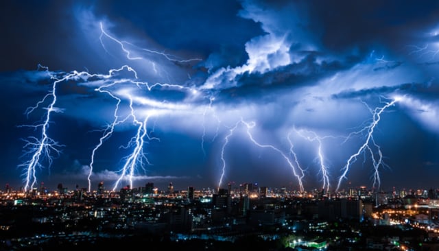 ¿El inicio del apocalipsis? Captan impactante tormenta de ‘rayos invertidos’