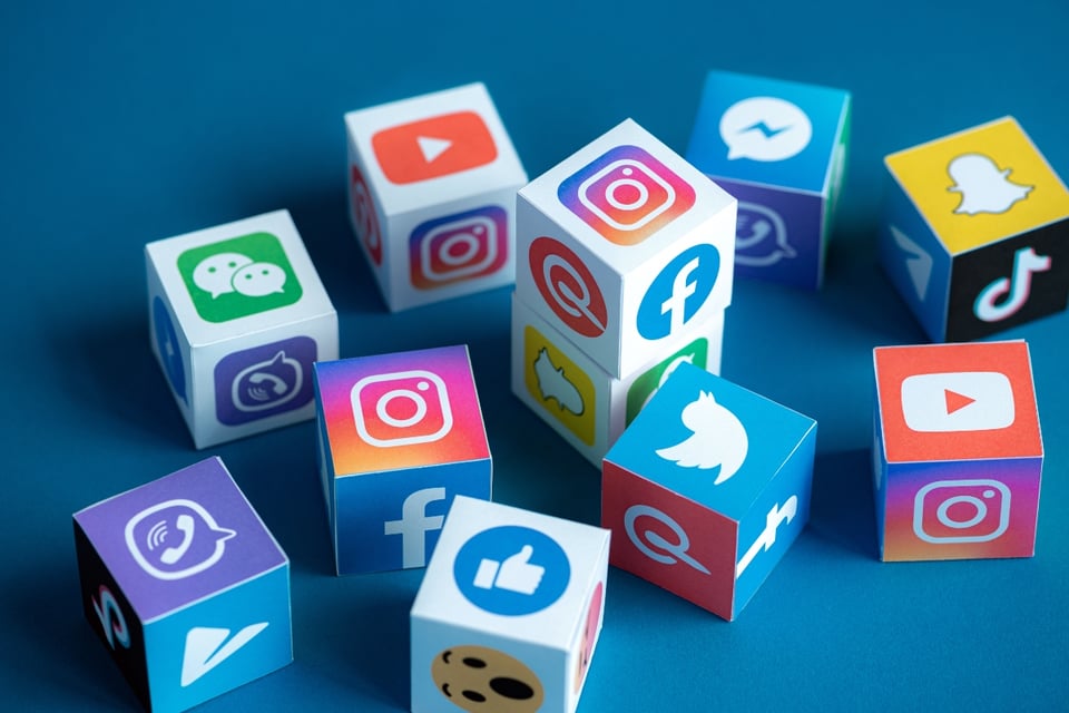 Twitter, Instagram, Facebook, YouTube, MundoNow