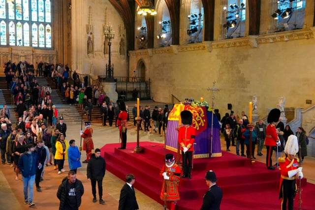 Muere guardia que acompañó el féretro de la Reina Isabel