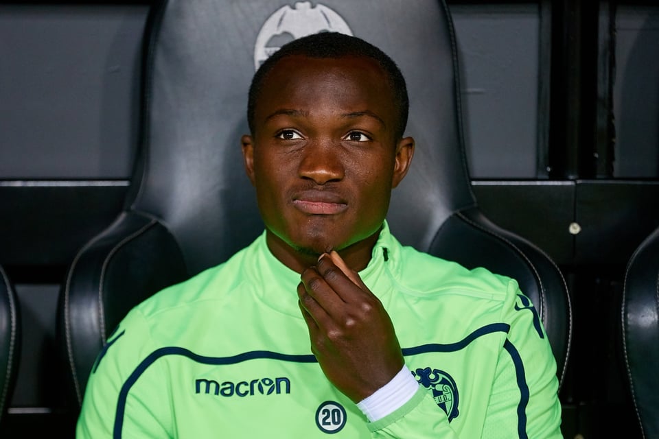 Muere el futbolista Raphael Dwamena, Muerte, Raphael Dwamena, desplome en cancha, futbolista