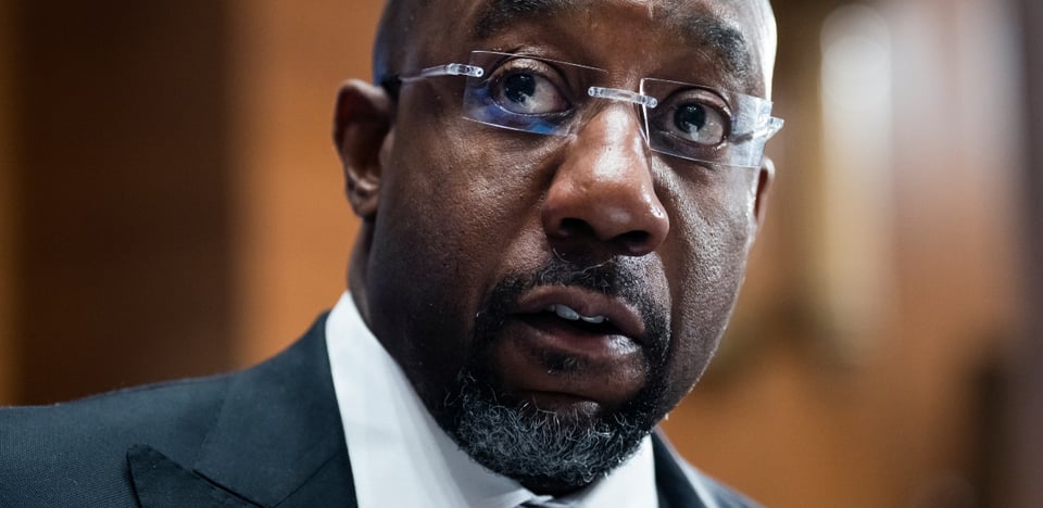 Inmigrantes ‘estallan’ ante las críticas del senador Raphael Warnock