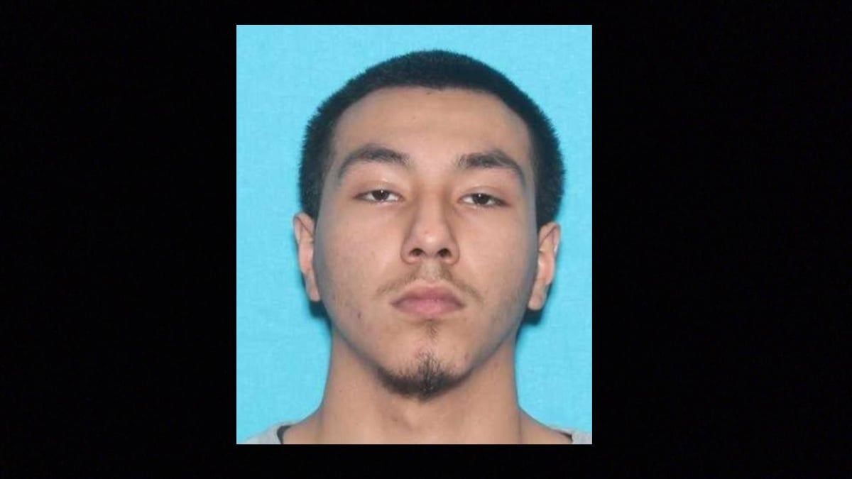 Reginald Torres tiene una orden de arresto en Texas acusado del homicidio a balazos de hombre y herir a tiros dos mujeres.