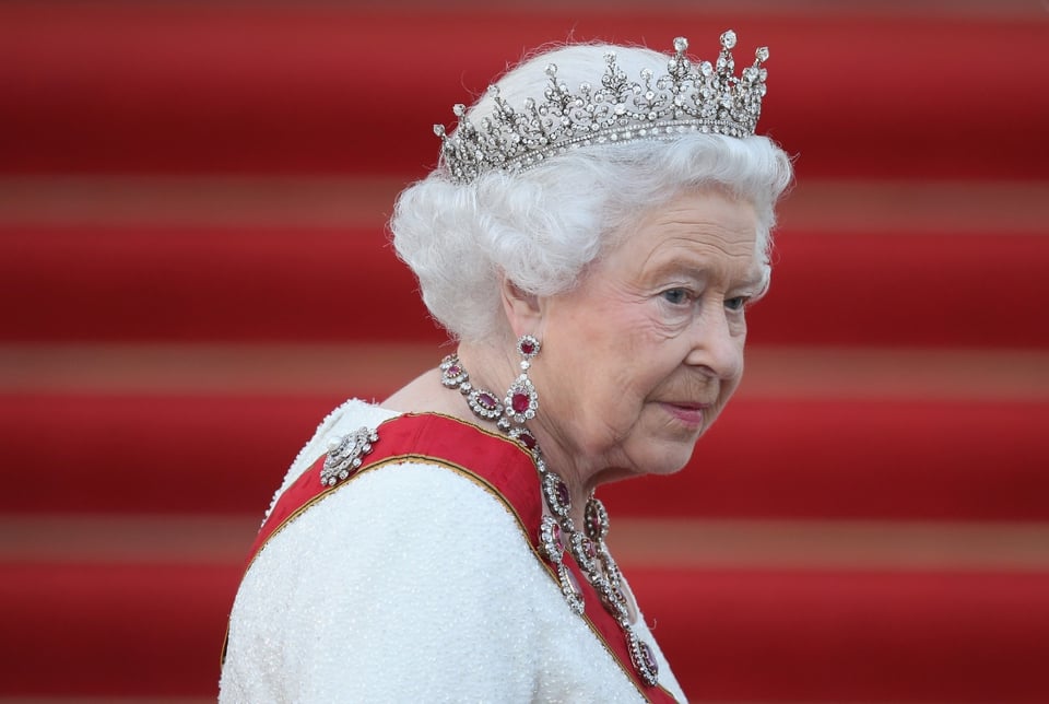 ¿Escandaloso? Revelan con qué objetos van a enterrar a la reina Isabel II (FOTOS)