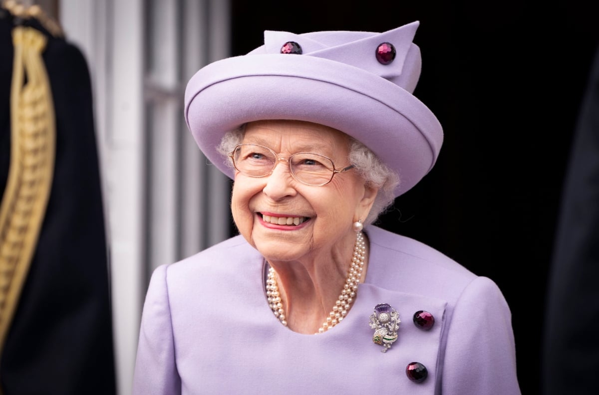 Buckingham Palace reveals first photo of Queen Elizabeth II&#8217;s grave (PHOTOS)