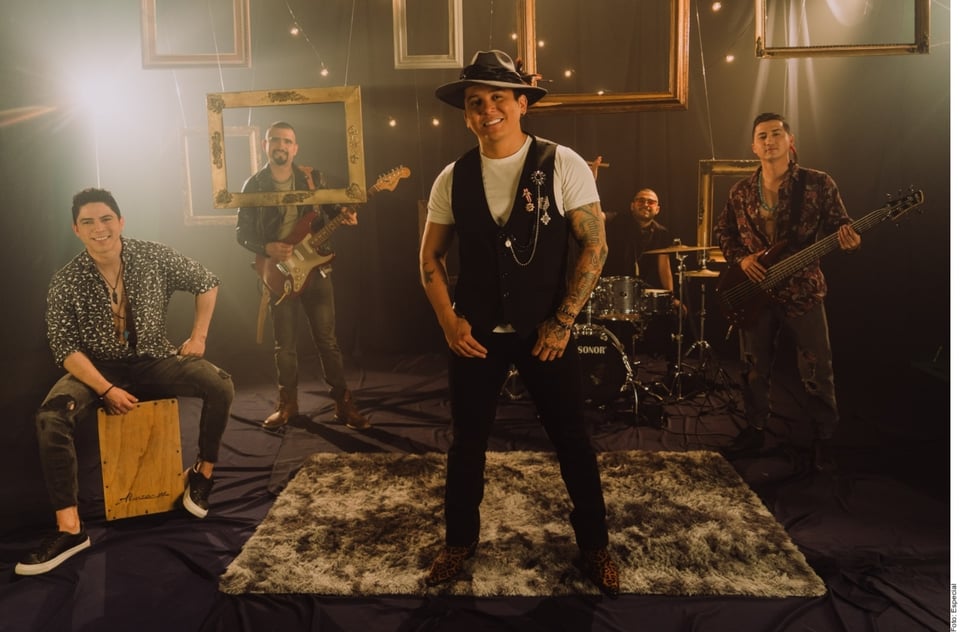 ¡Edwin Luna aparece muy ‘cariñoso’ con una mujer trans!
