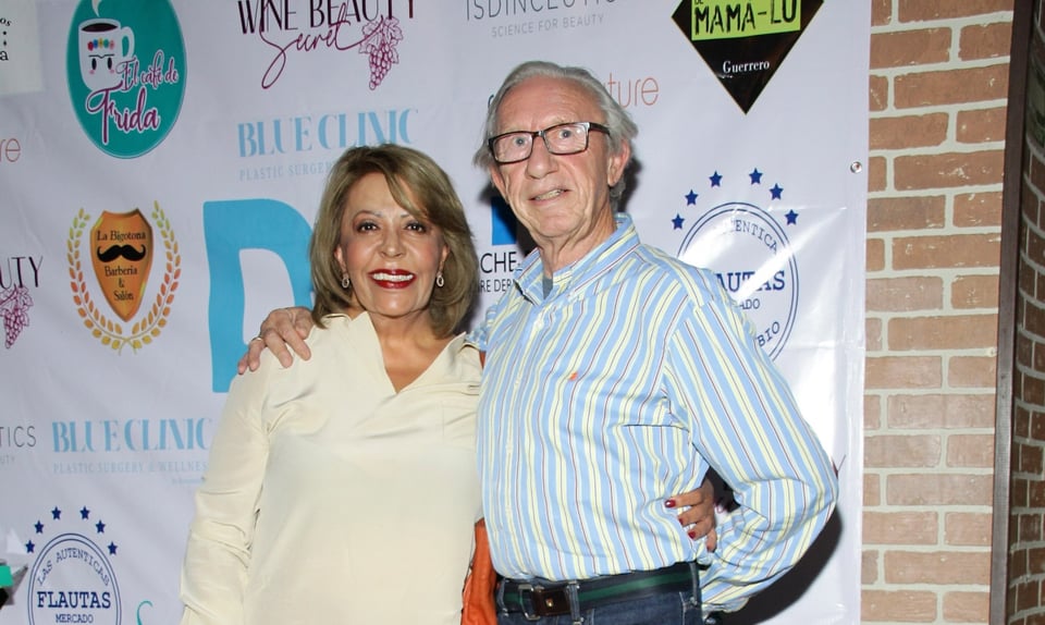 Muere el conductor Robert Alexander, esposo de la presentadora Verónica Gallardo featured image