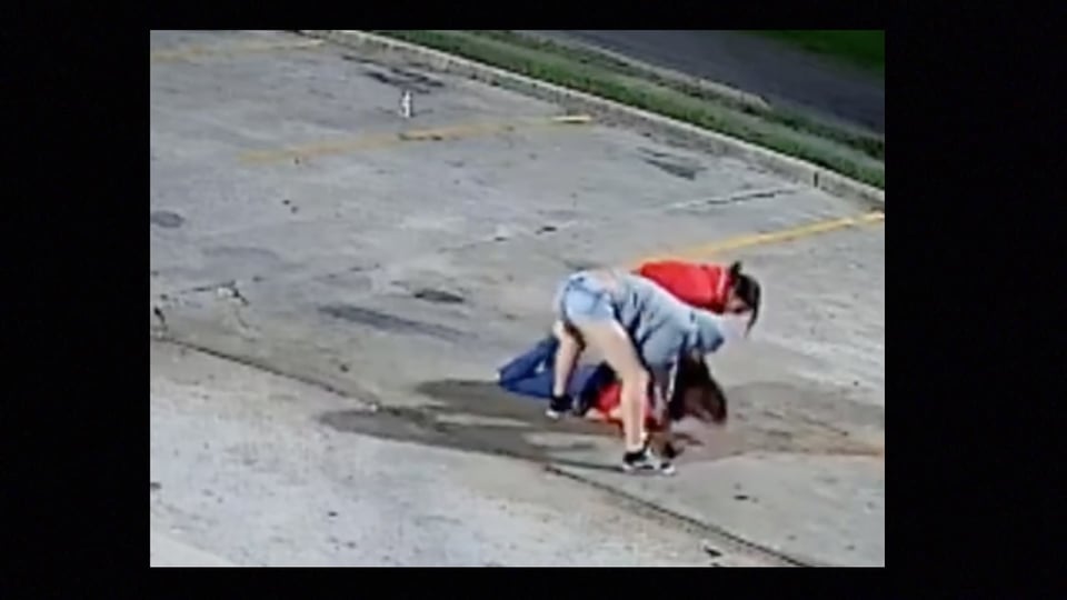 Buscan a tres jóvenes hispanas tras el violento robo a una mujer (VIDEO Y FOTOS)