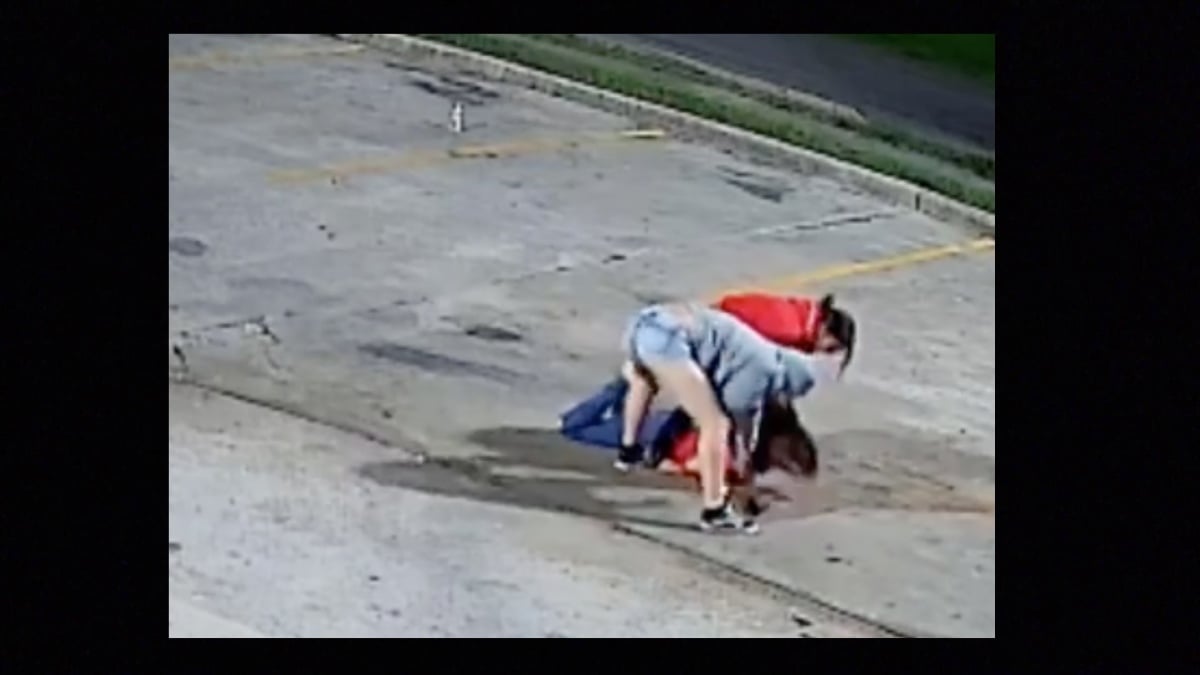 Buscan a tres jóvenes hispanas tras el violento robo a una mujer (VIDEO Y FOTOS)
