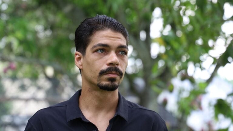 Granjero regala la cosecha de mangos ante la falta de empleados en Florida