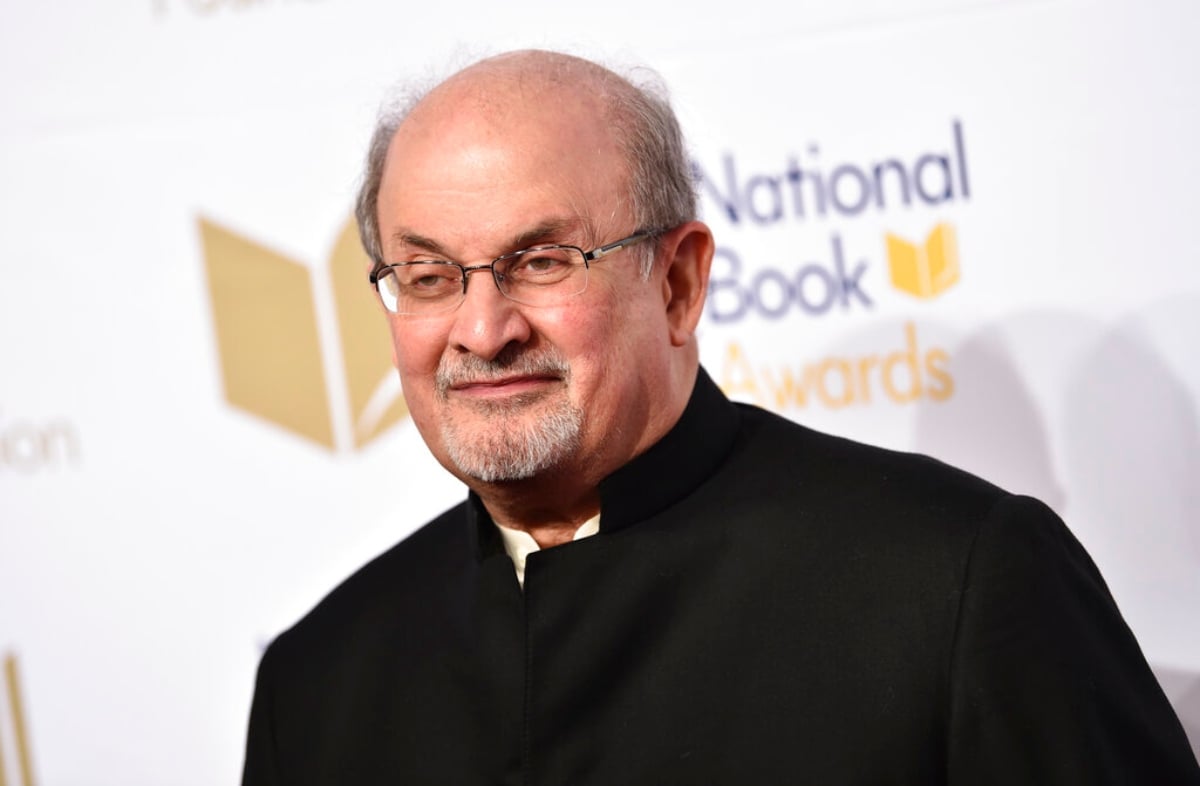 ¿Quién es Salman Rushdie y por qué lo apuñalaron?