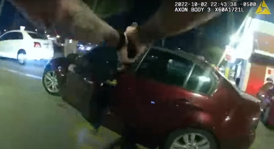 El policía se aproximó al muchacho con el arma en la mano