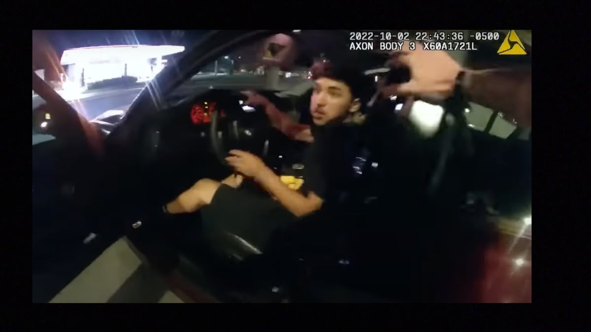 Erik Cantú fue atacado a balazos afuera de un McDonalds por un oficial de policía de Texas que pensó que el joven conducía un auto robado.
