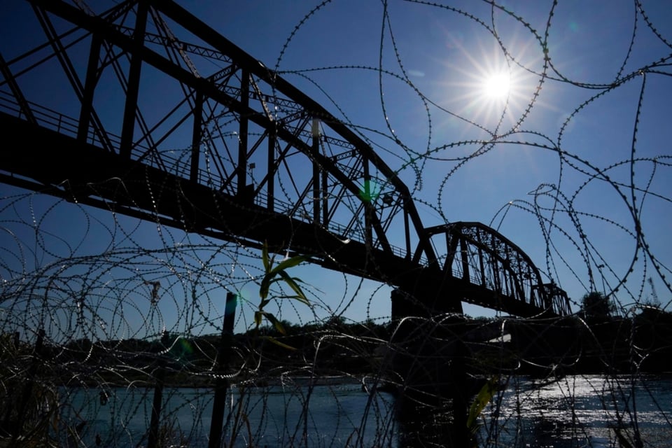 SB4 detention of undocumented immigrants, bridge, border, USA, MundoNOW