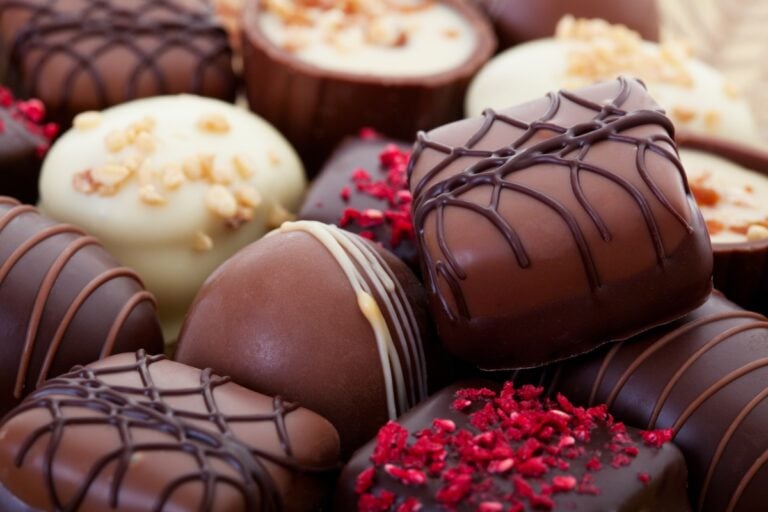 Una mujer mandó bombones de chocolates envenenados a la novia de su expareja y terminó matándola