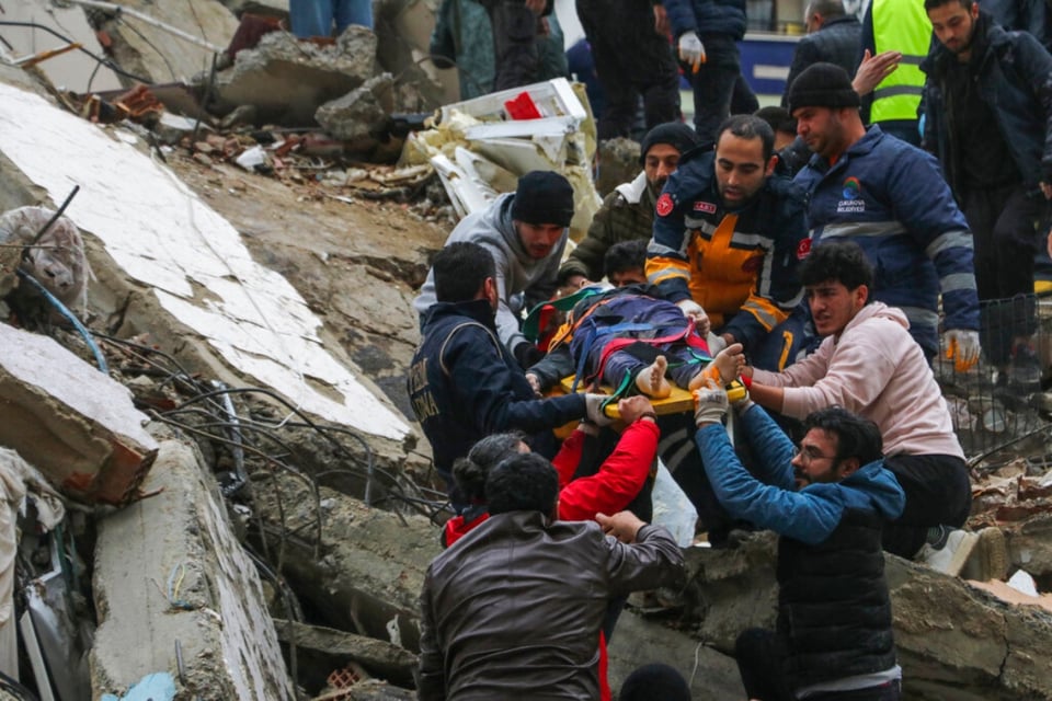Un terremoto golpea Turquía y Siria deja 1,900 muertos; reportan segundo sismo de magnitud 7.5