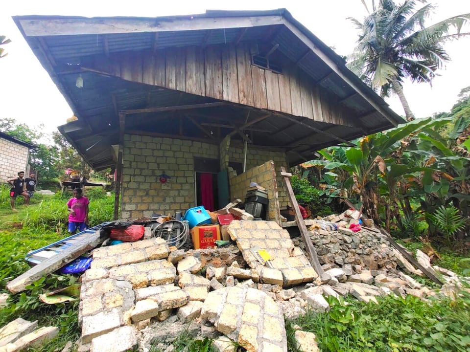 Tiembla la tierra en Indonesia y reportan múltiples muertos