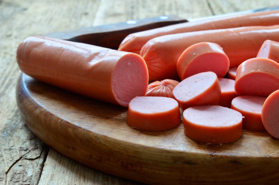 Emiten recall de famosa marca de salchichas por riesgo encontrado en el producto