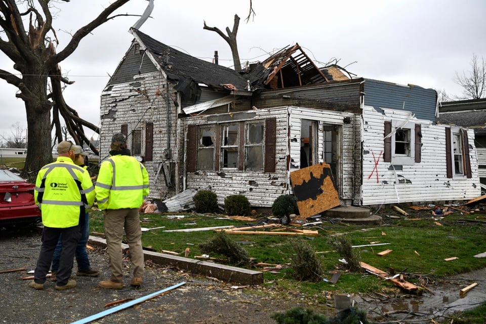 Reportan saldo mortal por tornados que azotaron centro de EEUU