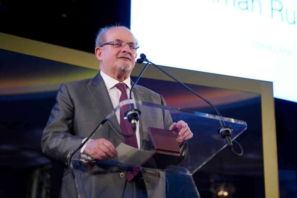 Dan informe de salud de Salman Rushdie, escritor atacado en pleno evento (FOTOS)
