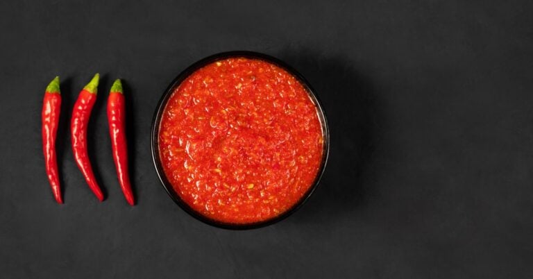 Emiten recall de salsa picante debido a potencial envenenamiento