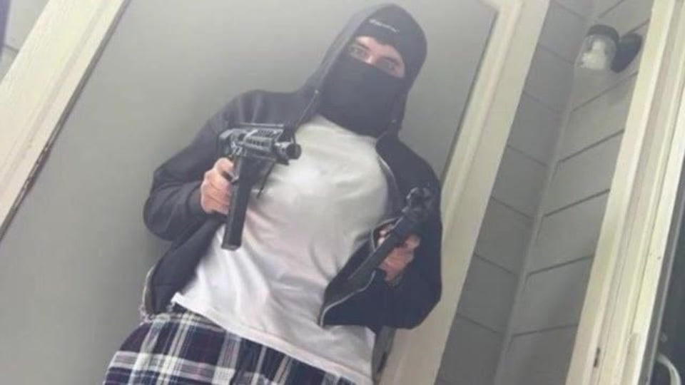 Hijo de policía causa terror con armas de su papá featured image