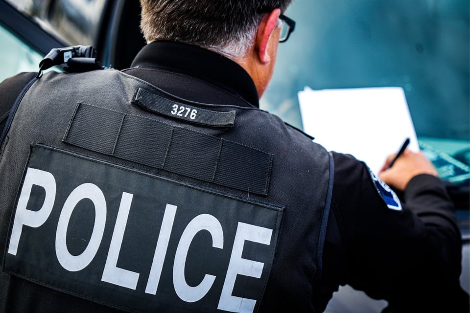 Crónica Hispano policía huesos