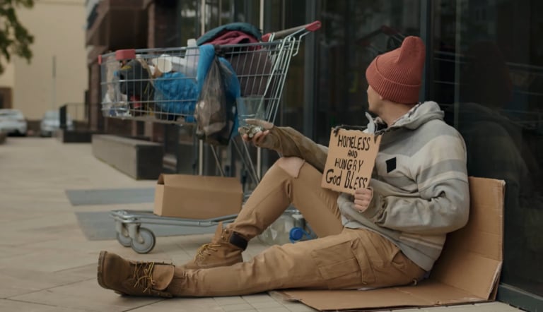 Hispano incita a migrantes a pedir dinero en EEUU: ¿trabajar o pedir en las calles?