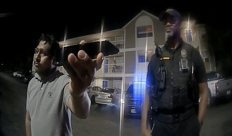 Crónica Hispano policía arrestado