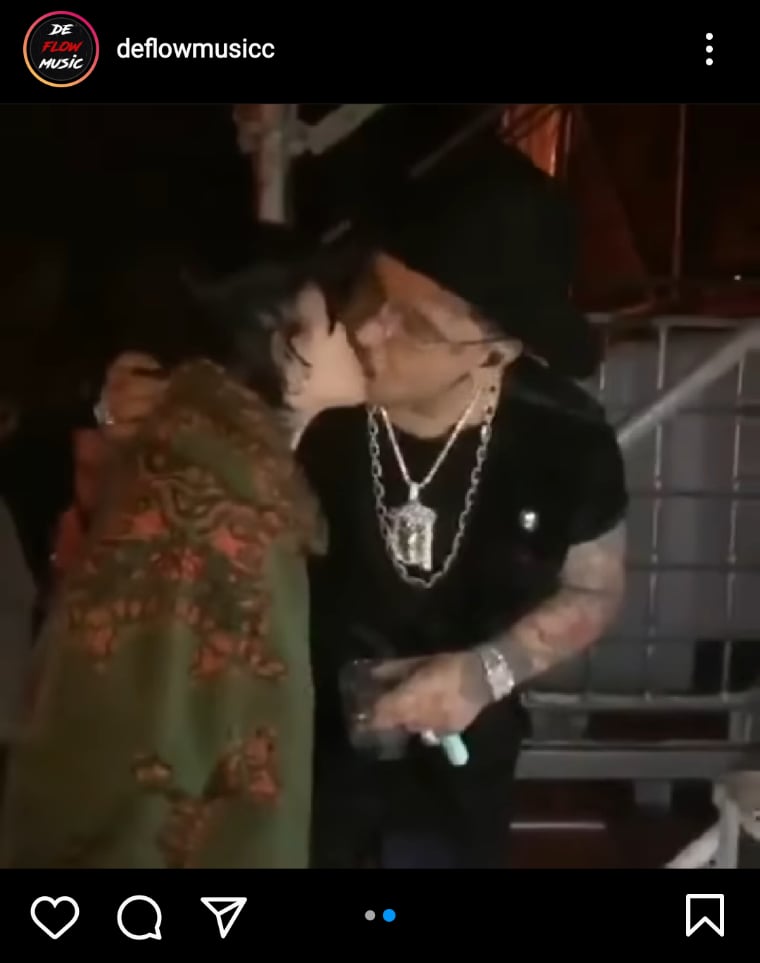 Cazzu Nodal protagonizan beso