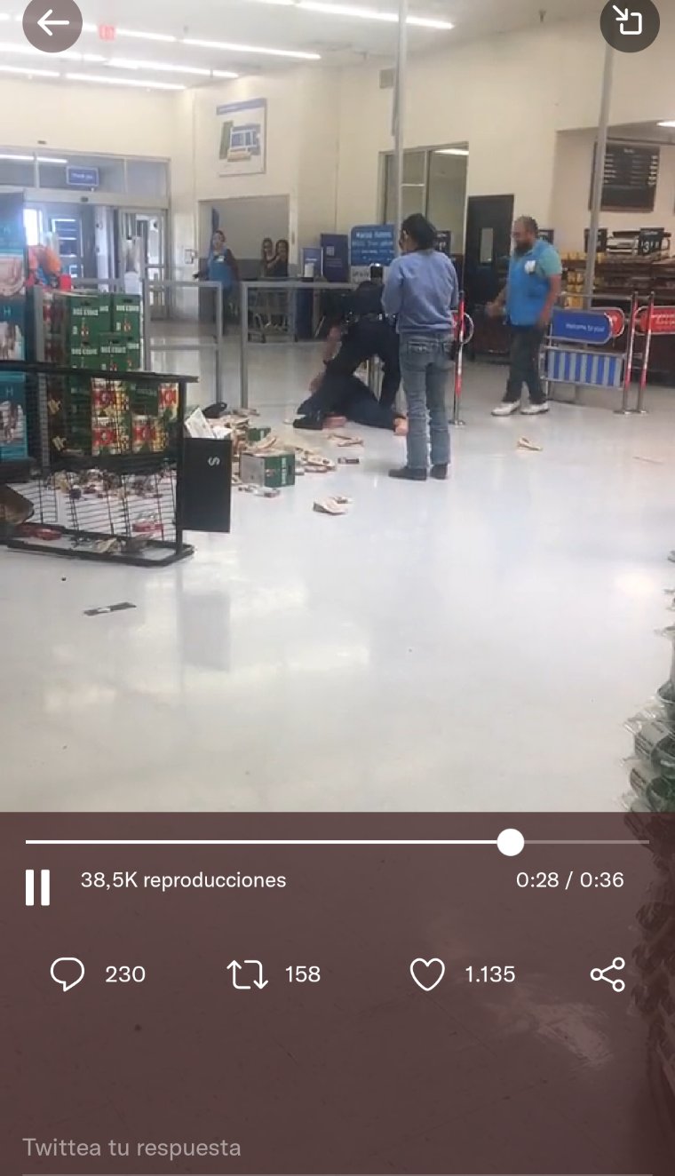 Se desconoce si la femenina fue arrestada o solo escoltada fuera de la tienda