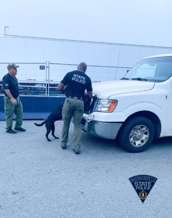 Agentes revisando camioneta