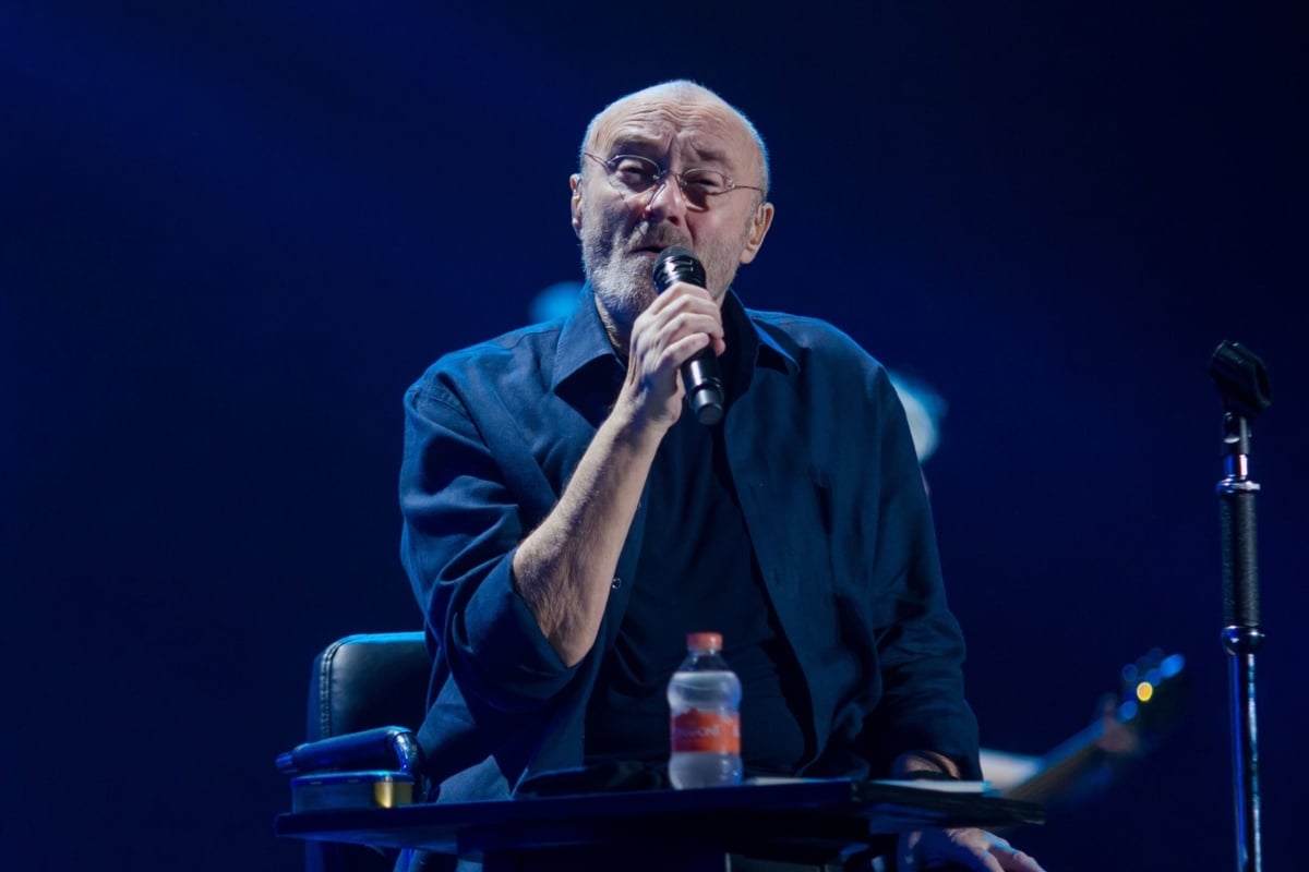 Al igual que Bruce Willis, el cantante Phil Collins se retira del espectáculo por enfermedad